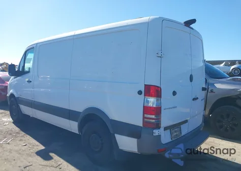 2015 Mercedes-Benz Sprinter 2500 Normal Roof из США, поврежденный, VIN WD3PE7DC0F5951334